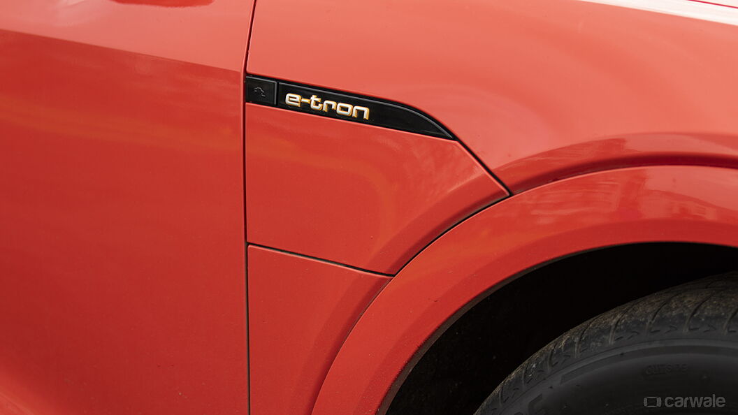 ऑडी ई-ट्रोन ईवी कार चार्जिंग इनपुट प्लग