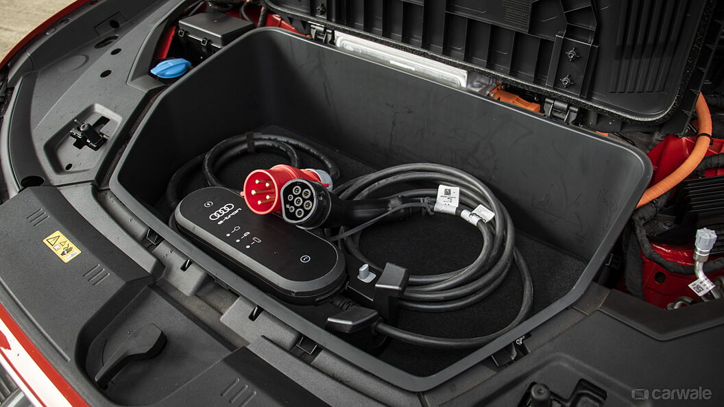 ऑडी ई-ट्रोन ईवी कार चार्जिंग पोर्टेबल चार्जर