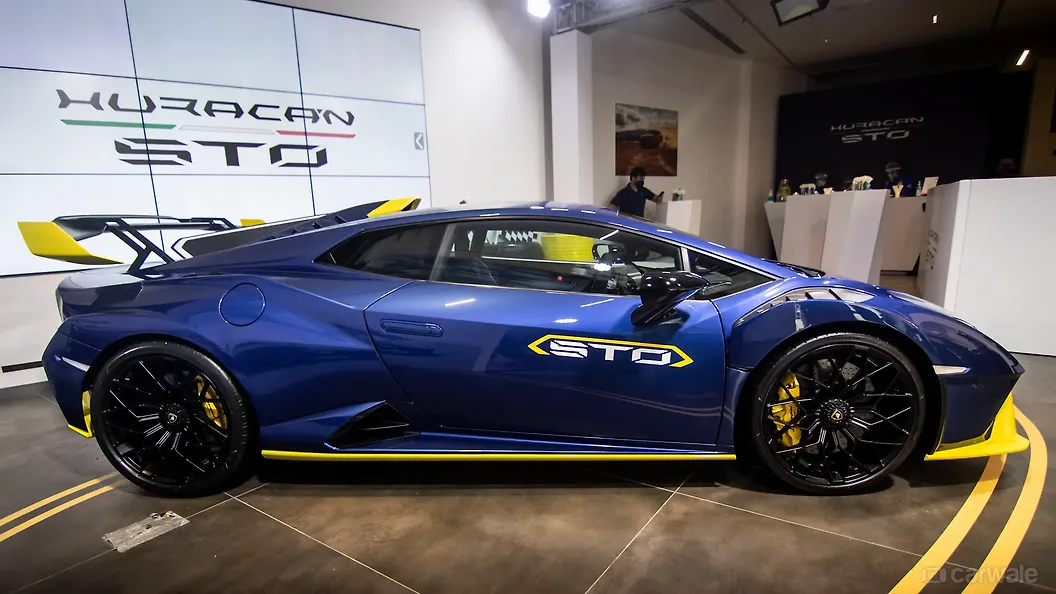 Lamborghini Huracan STO Infotainment - CarWale