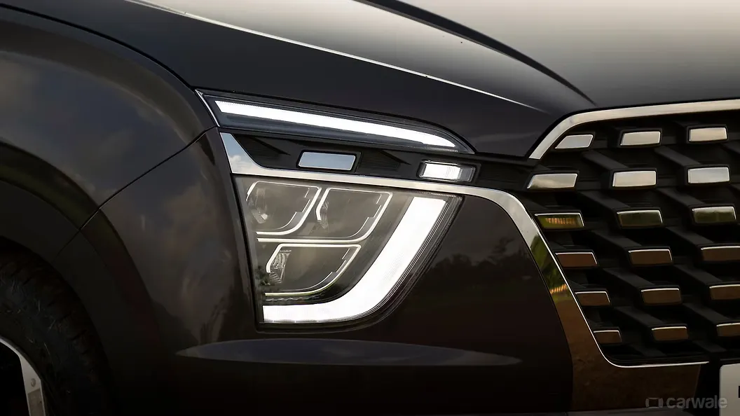 Alcazar Headlight Image, Alcazar Photos in India - CarWale