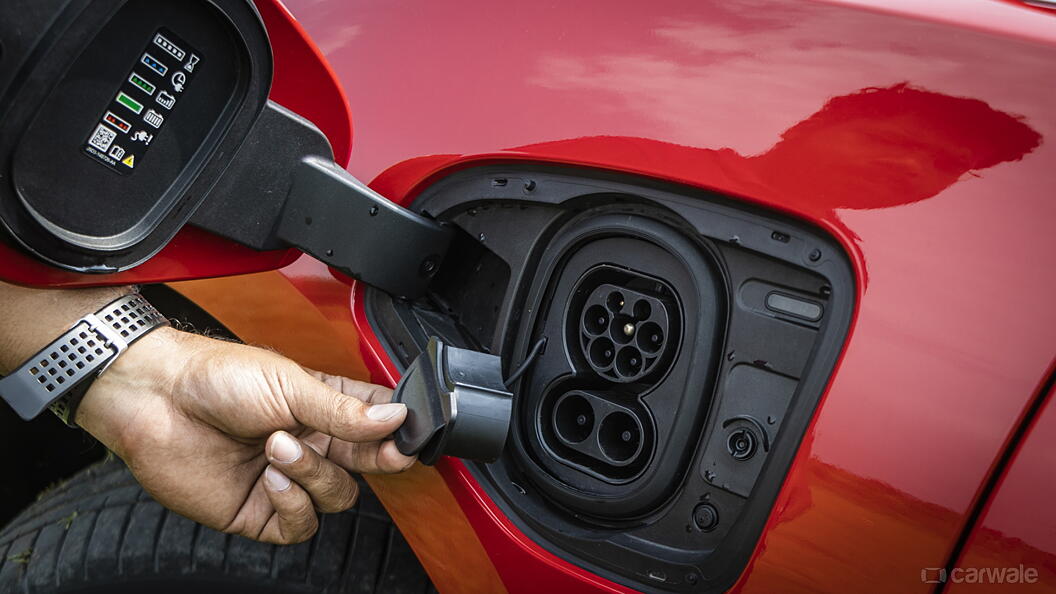 जैगुवार आई-पेस ईवी कार चार्जिंग इनपुट प्लग