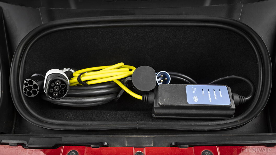 जैगुवार आई-पेस ईवी कार चार्जिंग इनपुट प्लग