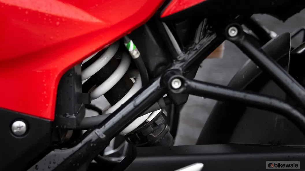 TVS Apache RTR 160 4V Rear Mudguard Image – BikeWale