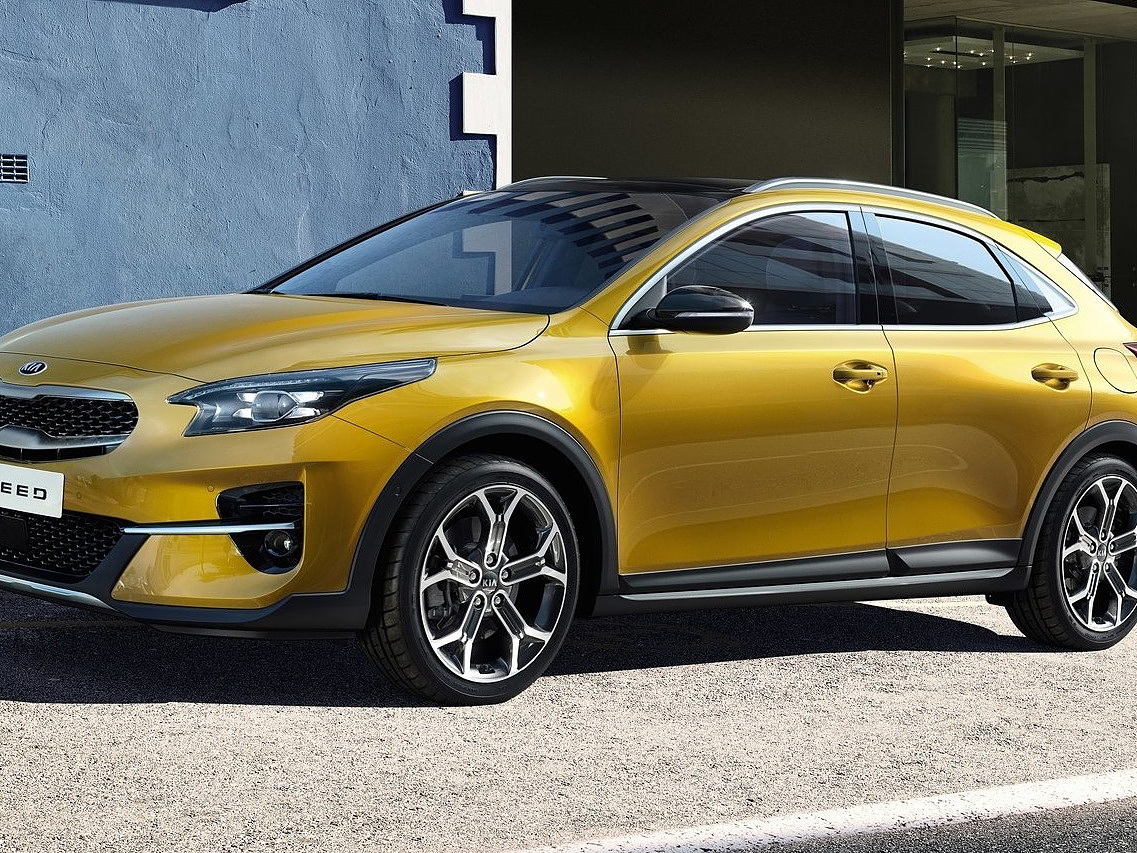 Kia XCeed breaks cover as a compact crossover - CarWale