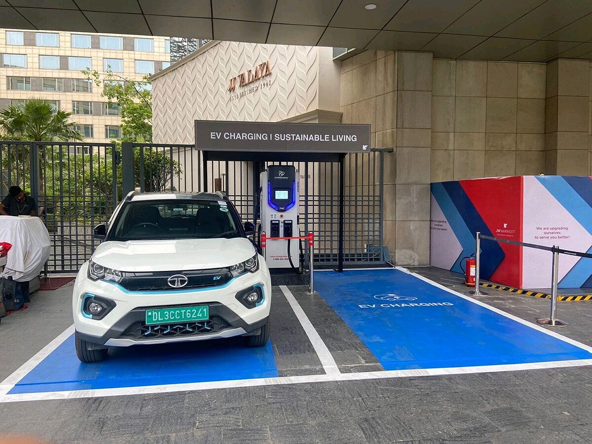 Charge Zone installs DC fast charger at JW Marriott Aerocity - CarWale