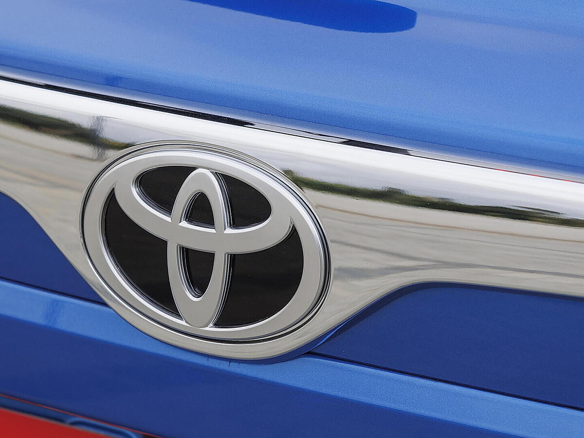 https://imgd.aeplcdn.com/1200x900/n/cw/ec/146413/toyota-front-logo0.jpeg?isig=0