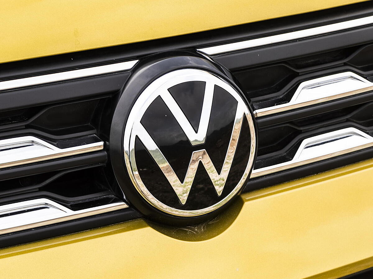 https://imgd.aeplcdn.com/1200x900/n/cw/ec/146961/volkswagen-front-logo0.jpeg?isig=0