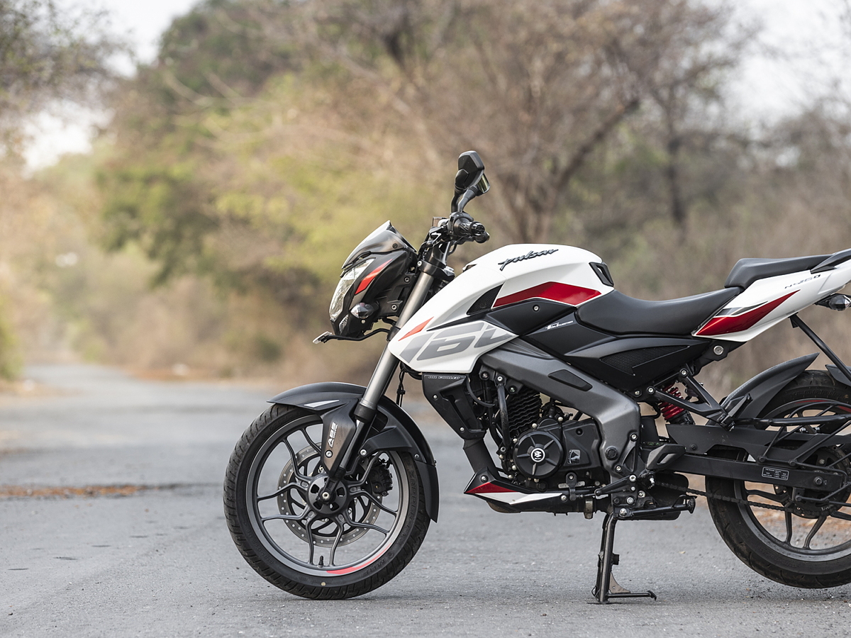 Bajaj Pulsar NS160 Price - Mileage, Images, Colours | BikeWale