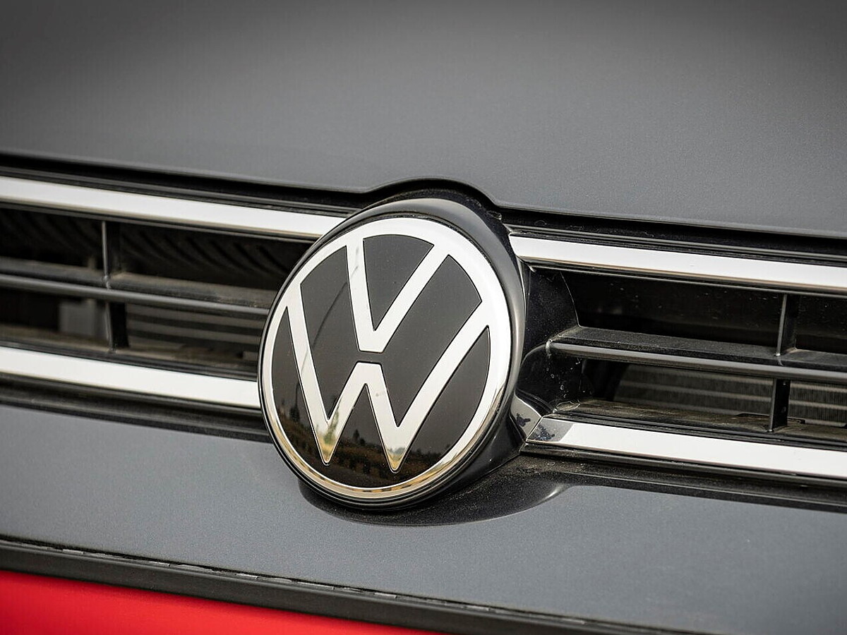 https://imgd.aeplcdn.com/1200x900/n/cw/ec/149145/volkswagen-front-logo0.jpeg?isig=0