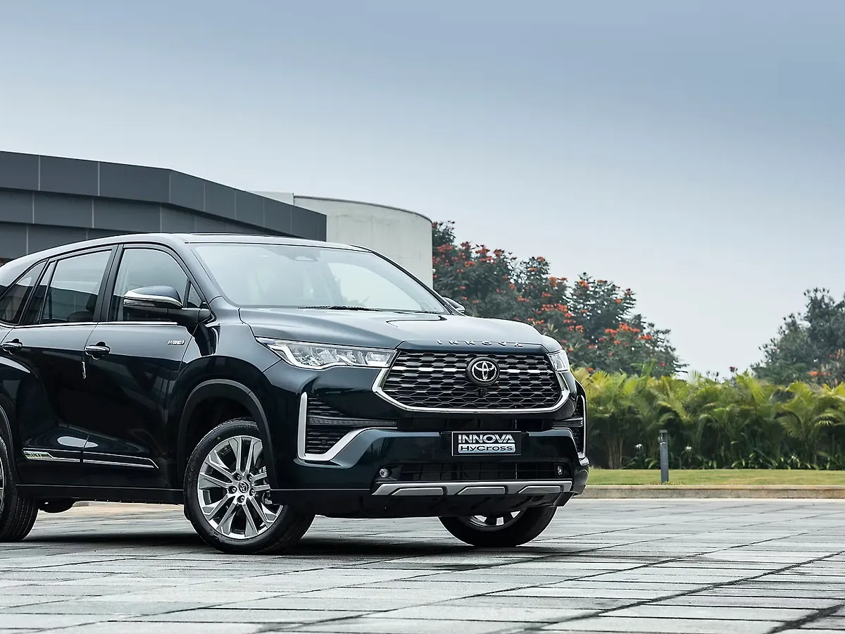 toyota-innova-hycross-right-