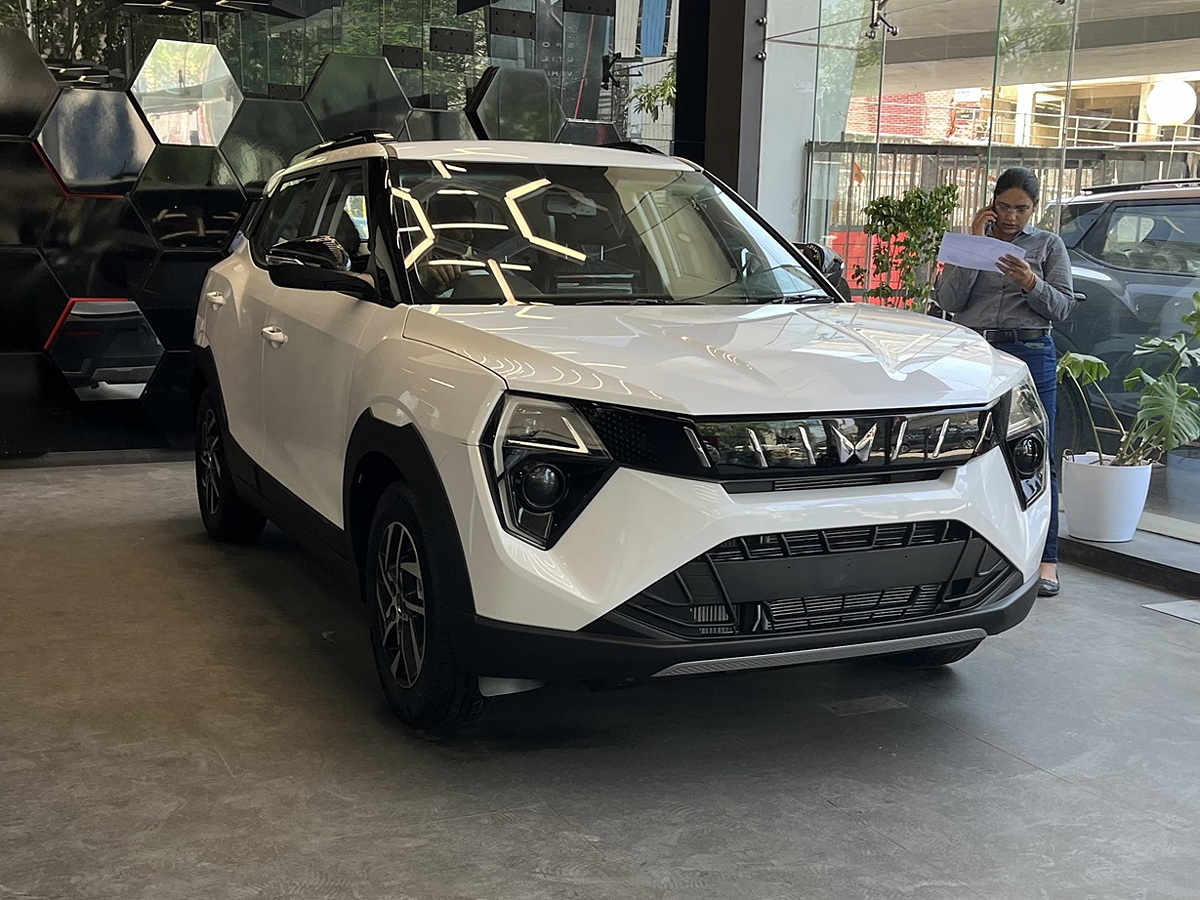 Mahindra XUV 3XO reaches dealerships in India - CarWale