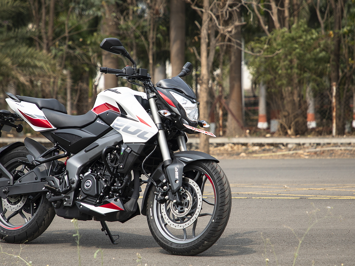 Bajaj Pulsar NS200 Price - Mileage, Images, Colours | BikeWale