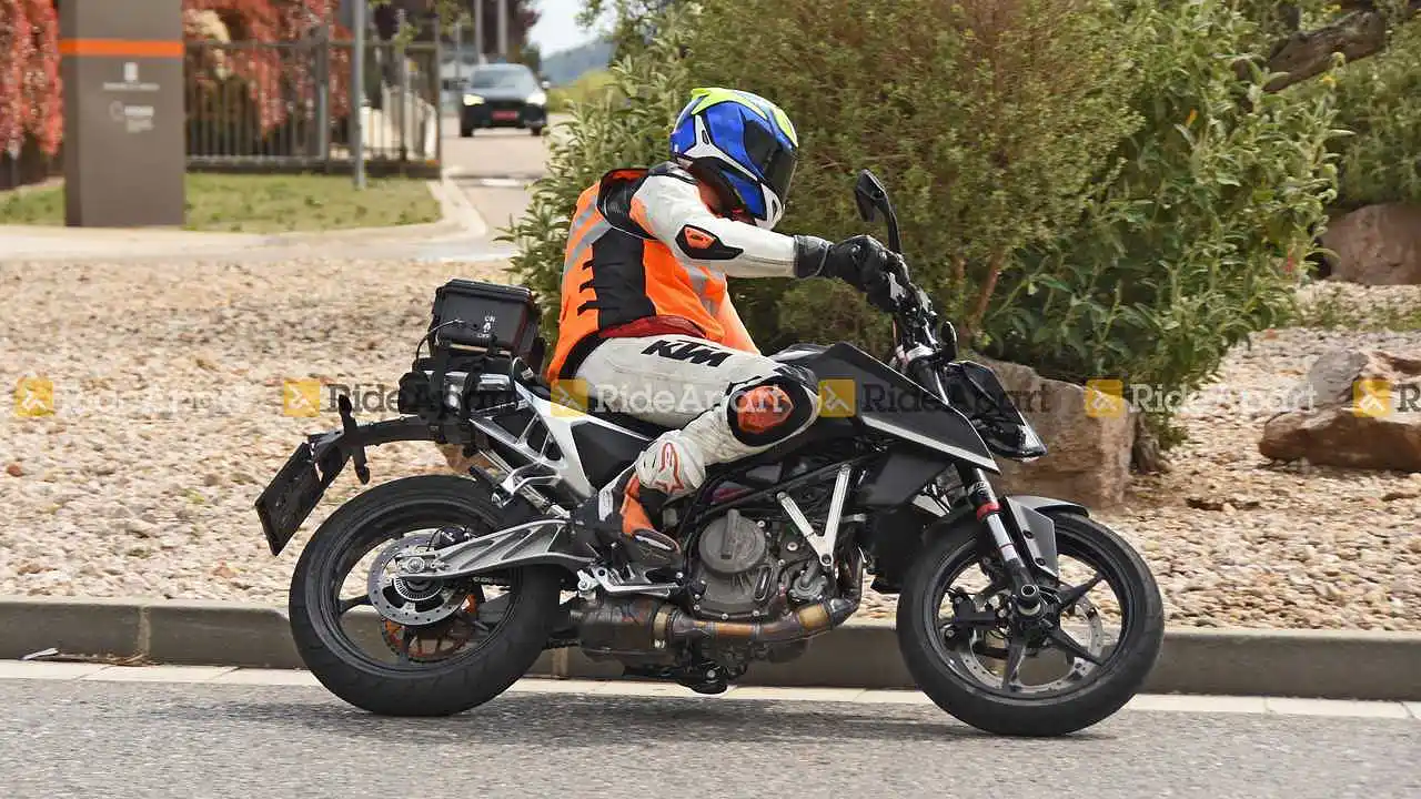 Royal Enfield Super Meteor 650 Right Side View