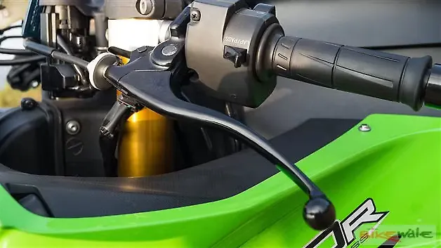 Kawasaki Ninja ZX-10R [2015] Side Image – BikeWale