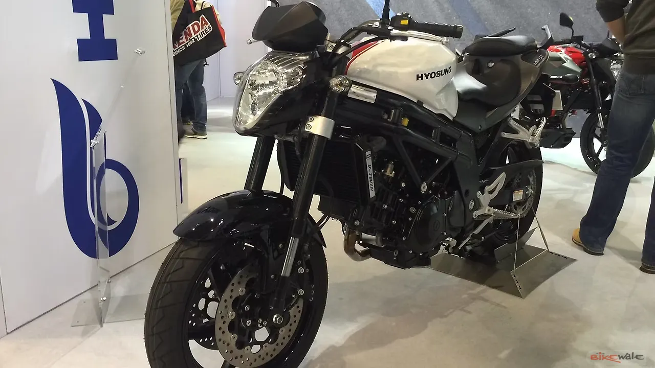 EICMA 2015: Hyosung reveals the updated GT650R and the GT650N EICMA 2015: Hyosung reveals the updated GT650R and the GT650N