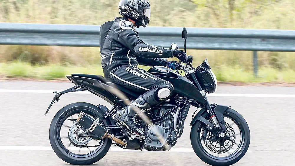 2017 KTM Duke 390 spotted testing 2017 KTM Duke 390 spotted testing