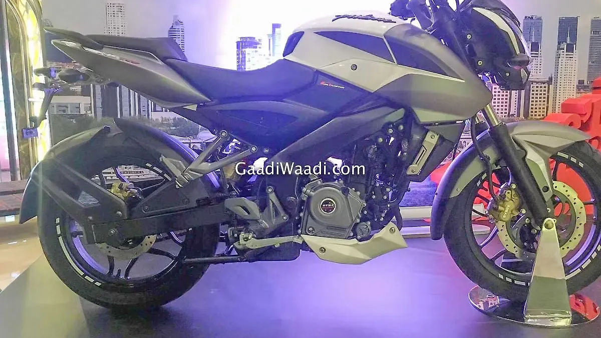 17 Bajaj Pulsar Ns0 Fi Unveiled To Dealers Bikewale