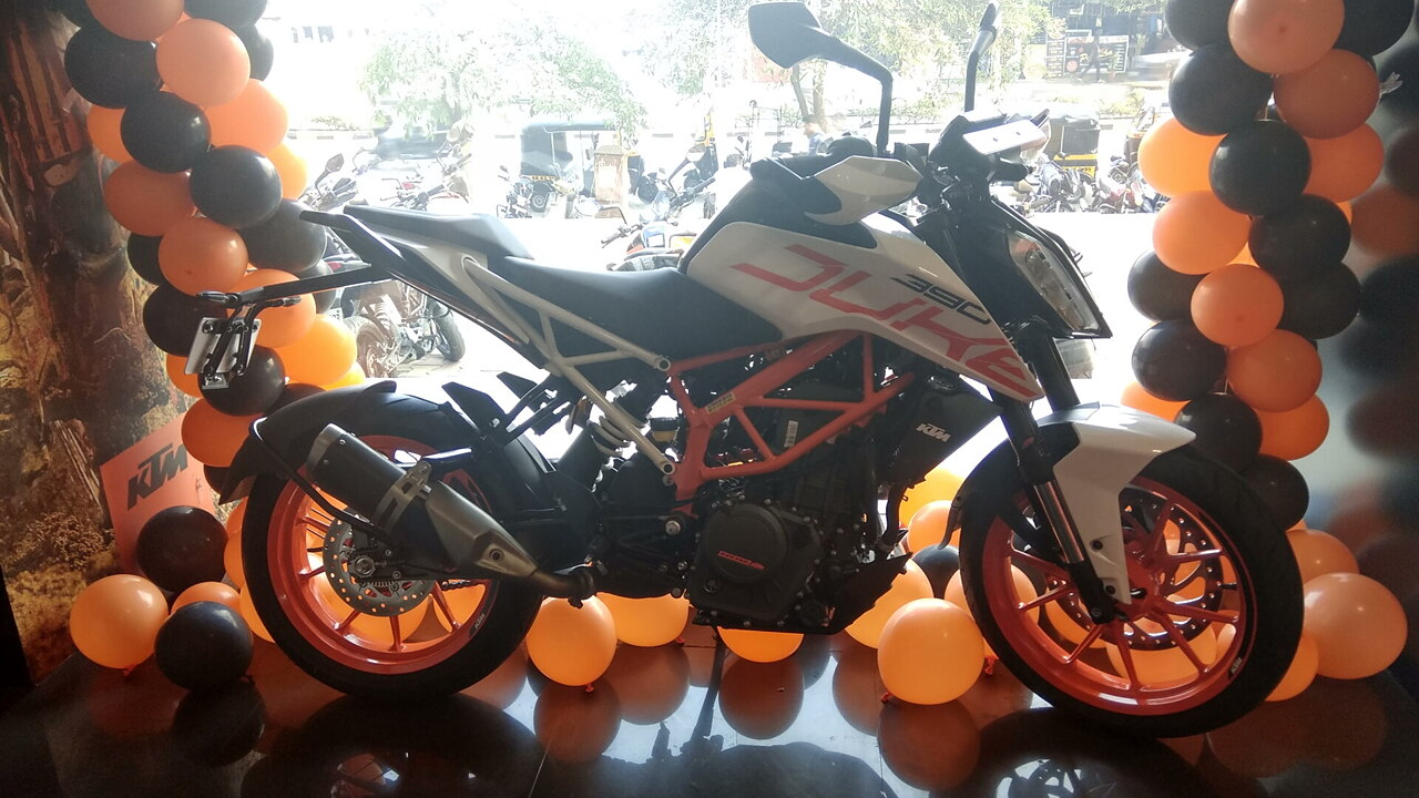 Ktm duke 390 store white colour