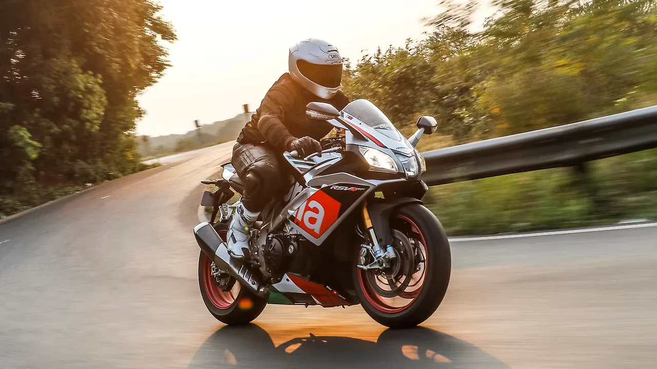 ロード Aprilia RSV4 RF Action Image – BikeWale