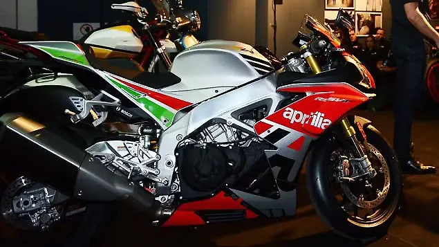 Aprilia-RSV4-RF-Action-125765.
