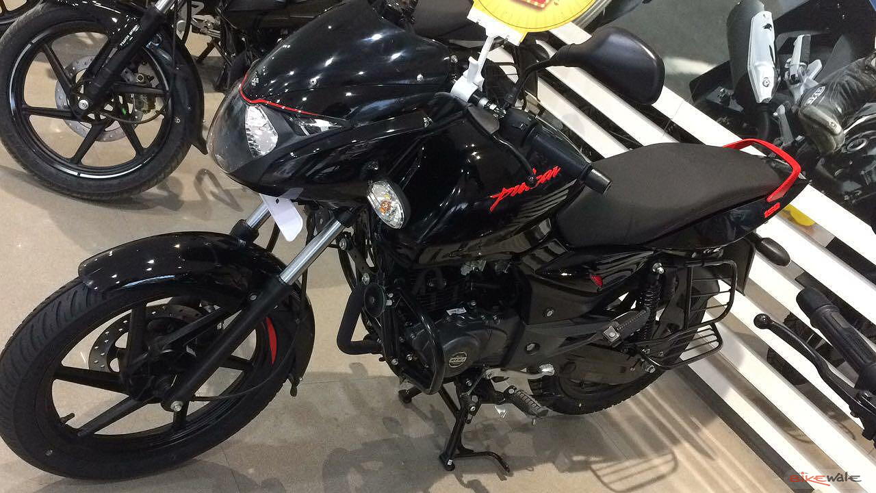 Bajaj updates Pulsar 150 Classic and twin disc with new graphics - BikeWale