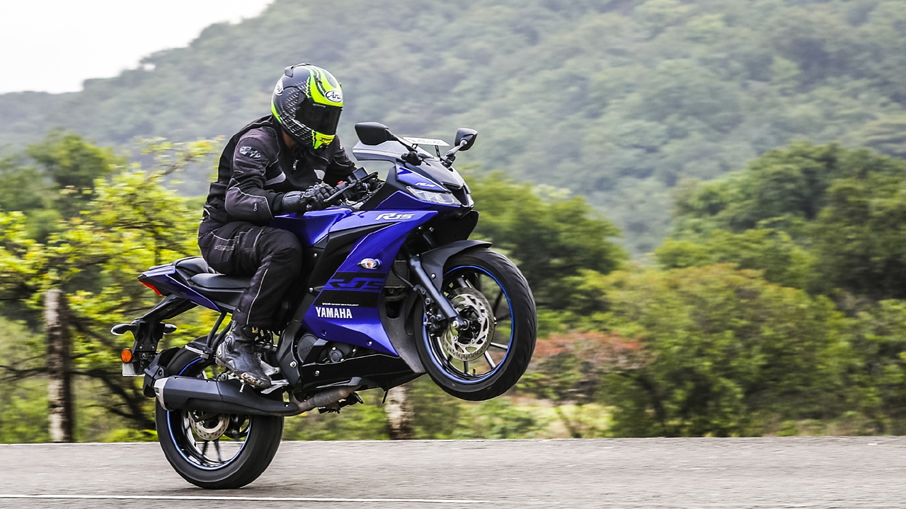 Yamaha r15 v3 discount helmet