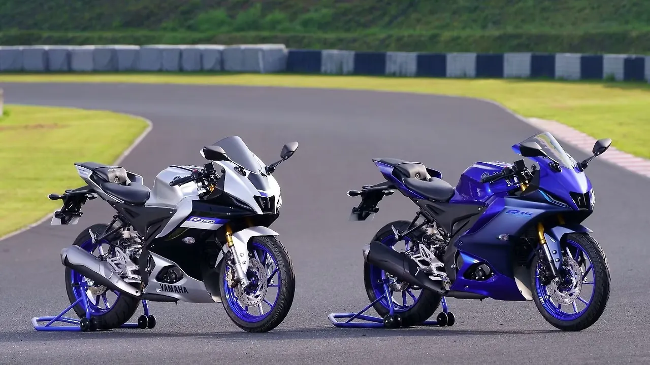 New Yamaha YZF R15 V4 arrives at dealerships; deliveries begin in India New Yamaha YZF R15 V4 arrives at dealerships; deliveries begin in India