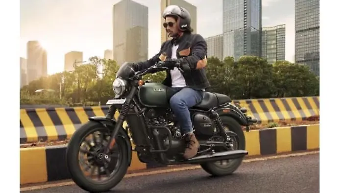 Yezdi Roadster launched in India at Rs 1.98 lakh; rivals Royal Enfield Meteor 350, Honda CB350 Yezdi Roadster launched in India at Rs 1.98 lakh; rivals Royal Enfield Meteor 350, Honda CB350