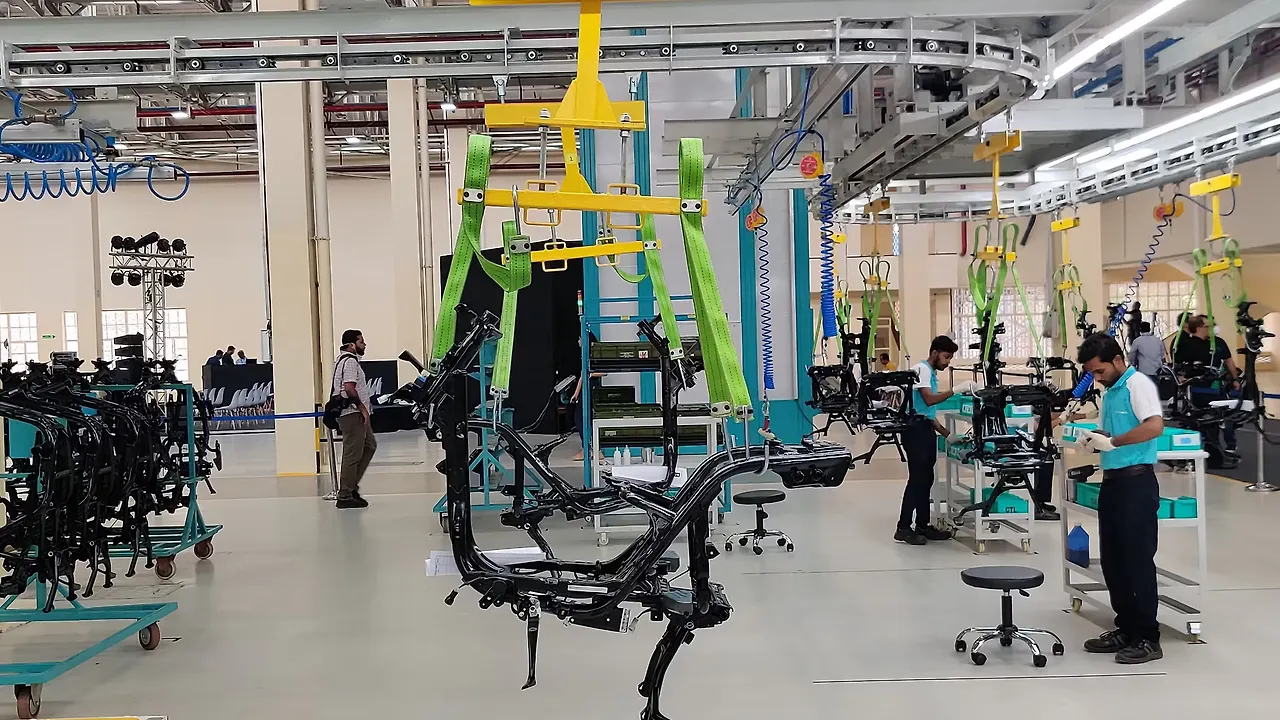 bajaj chetak electric showroom