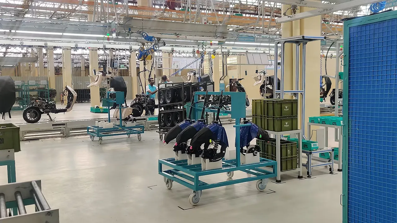 bajaj chetak electric showroom