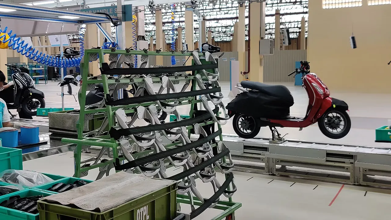 bajaj chetak electric showroom