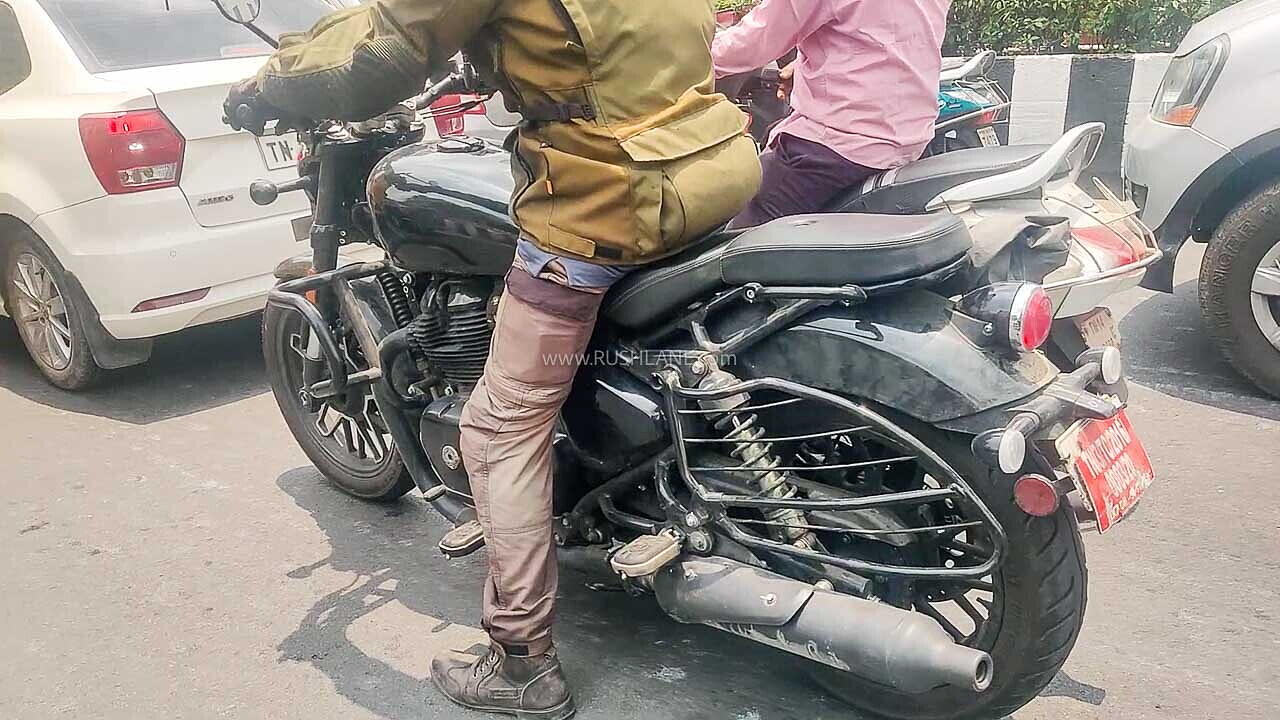 Royal Enfield Meteor 650 spotted testing upclose