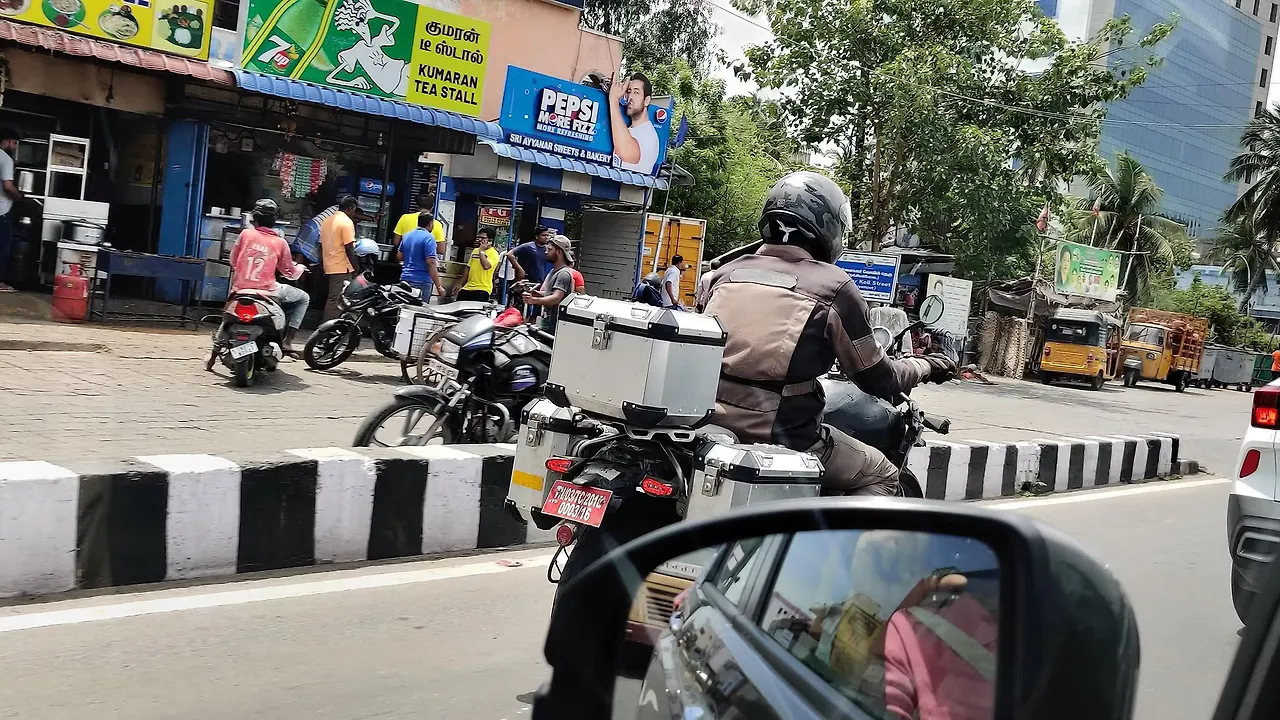 Royal Enfield Himalayan 450 spied with top-box and panniers Royal Enfield Himalayan 450 spied with top-box and panniers