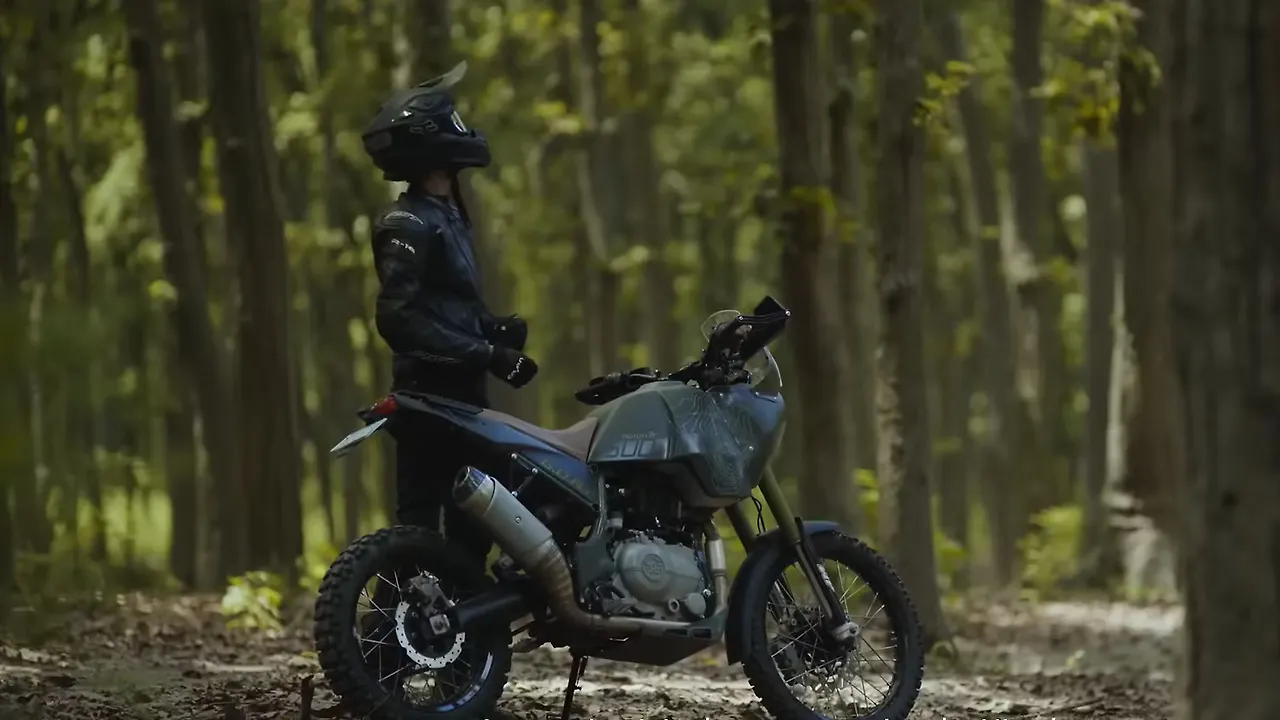 Custom Royal Enfield Himalayan with full carbon-fibre bodywork breaks cover Custom Royal Enfield Himalayan with full carbon-fibre bodywork breaks cover