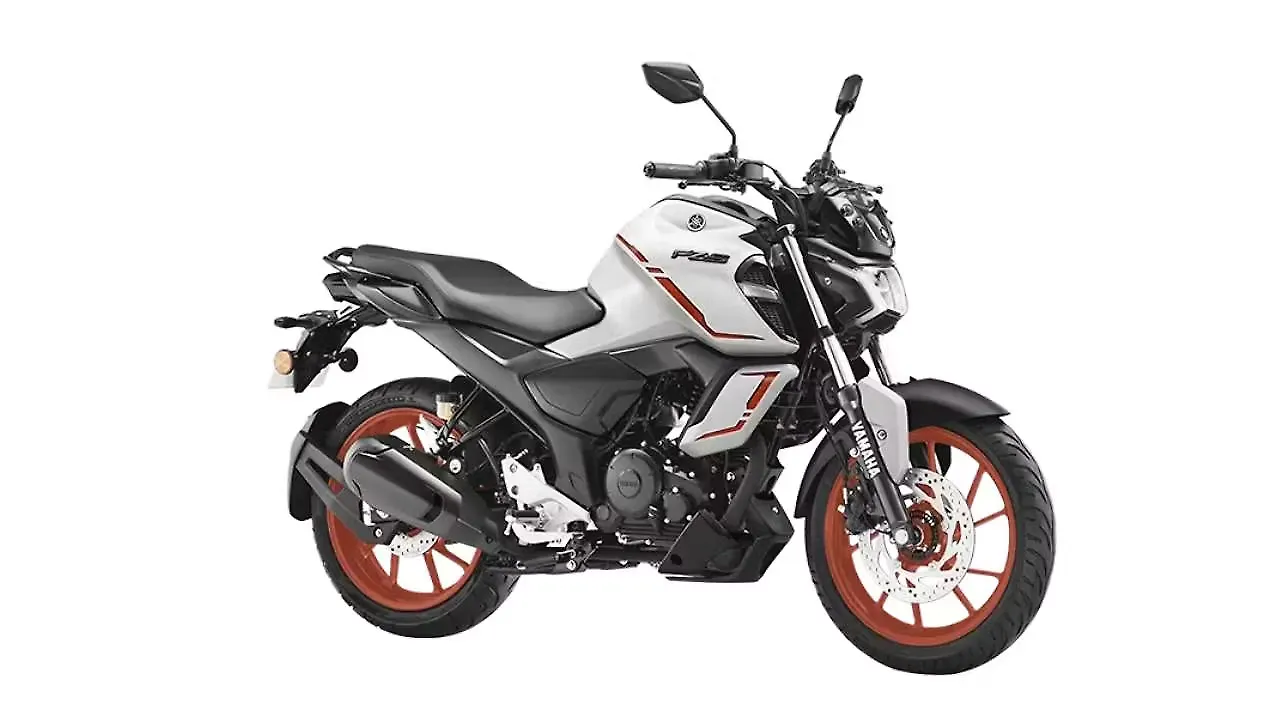 Yamaha FZS FI V4 Right Front Three Quarter Image – BikeWale