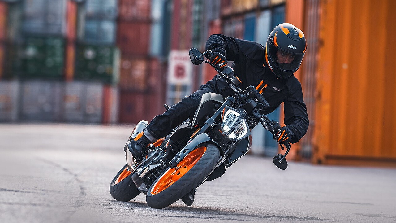 ktm duke 390 right front three quarter2