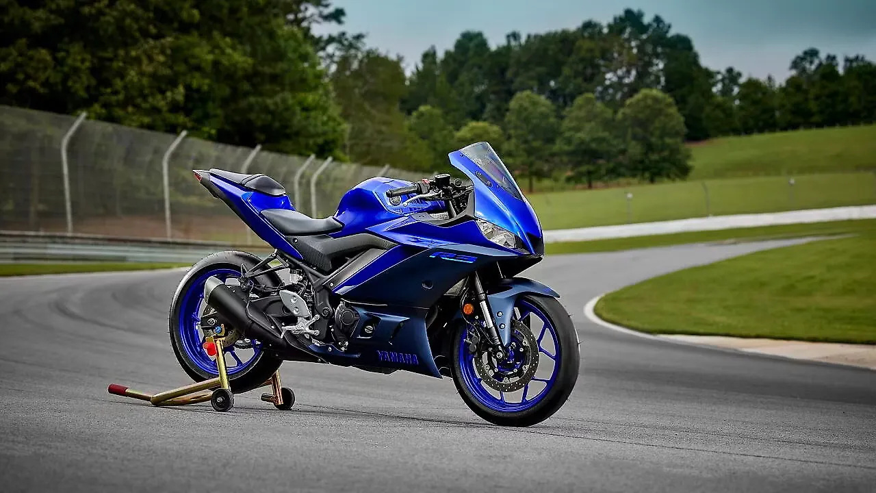 Yamaha r3 store on road