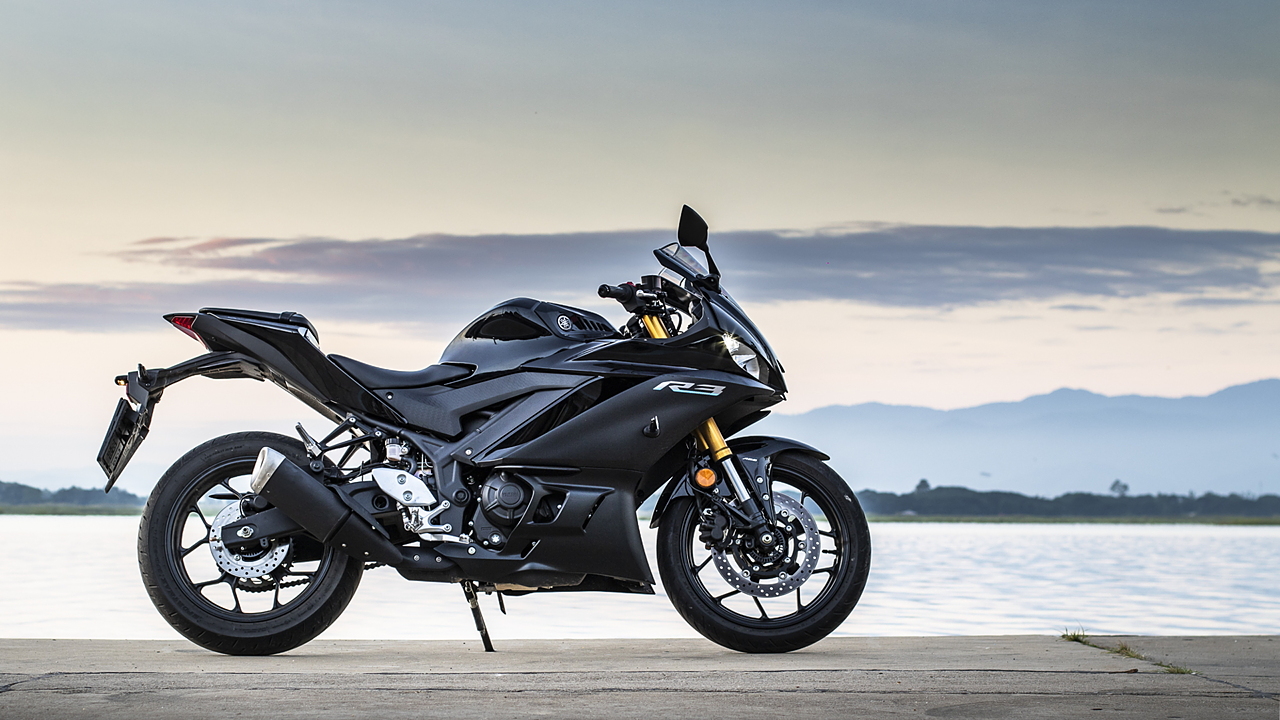 Yamaha r3 best sale price 2021