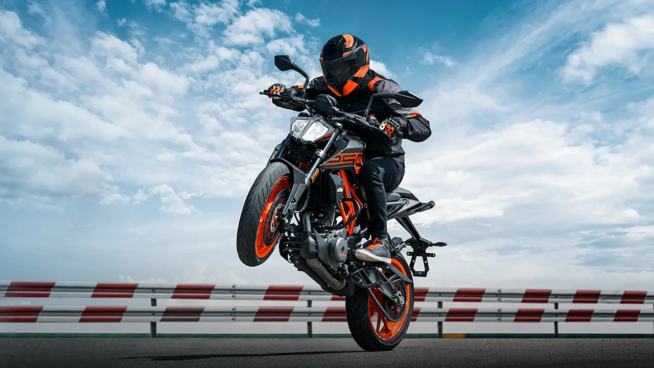 2023 KTM 250 Duke OBD2 available in two colours in India 2023 KTM 250 Duke OBD2 available in two colours in India