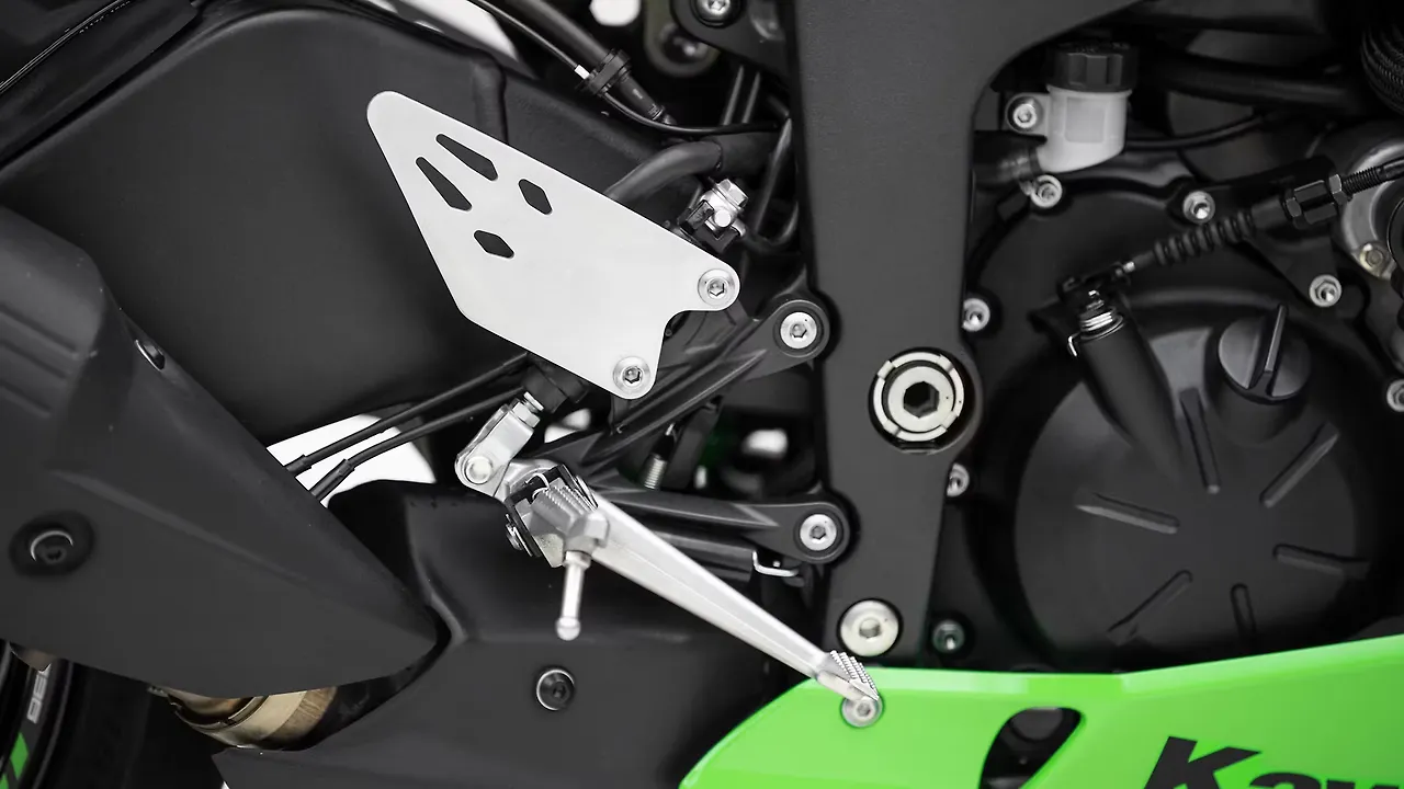 Kawasaki Ninja ZX-6R [2024] Front View Image – BikeWale