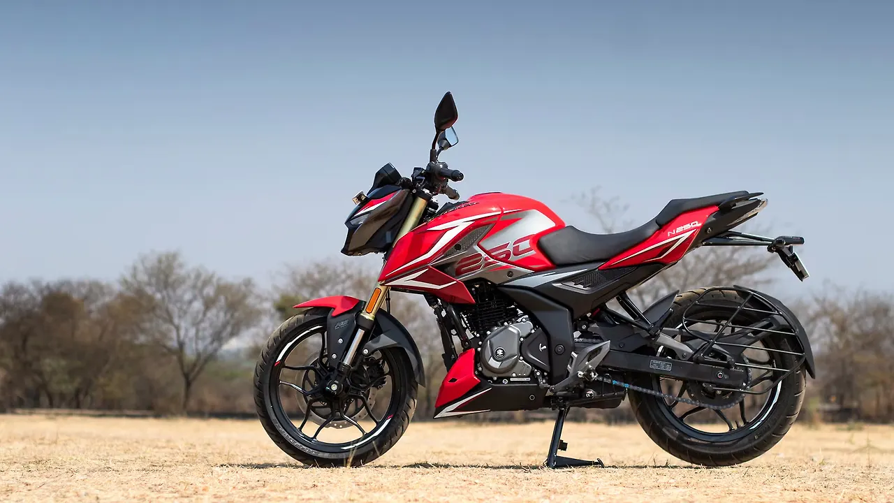 Bajaj Pulsar N250 Right Side View Image – BikeWale