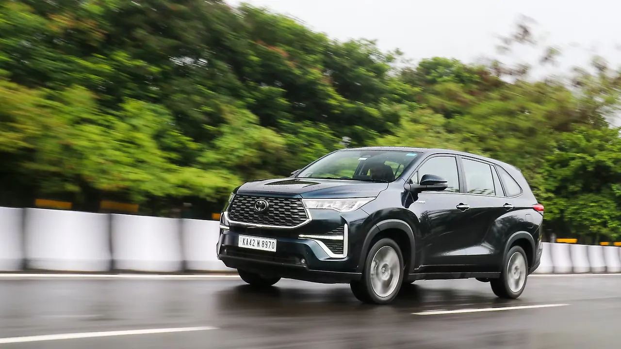 Bookings of Toyota Hycross ZX and ZX (O) variants resume | CarTrade