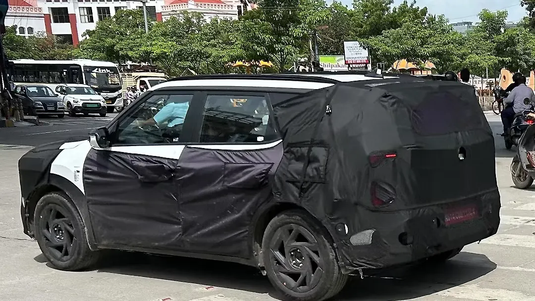 New-gen Kia Seltos Spied with Dual-tone ORVM, New Black Alloys - CarWale