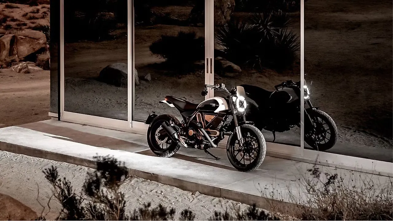 Ducati Scrambler Icon ด้านขวาด้านหน้าสามส่วน