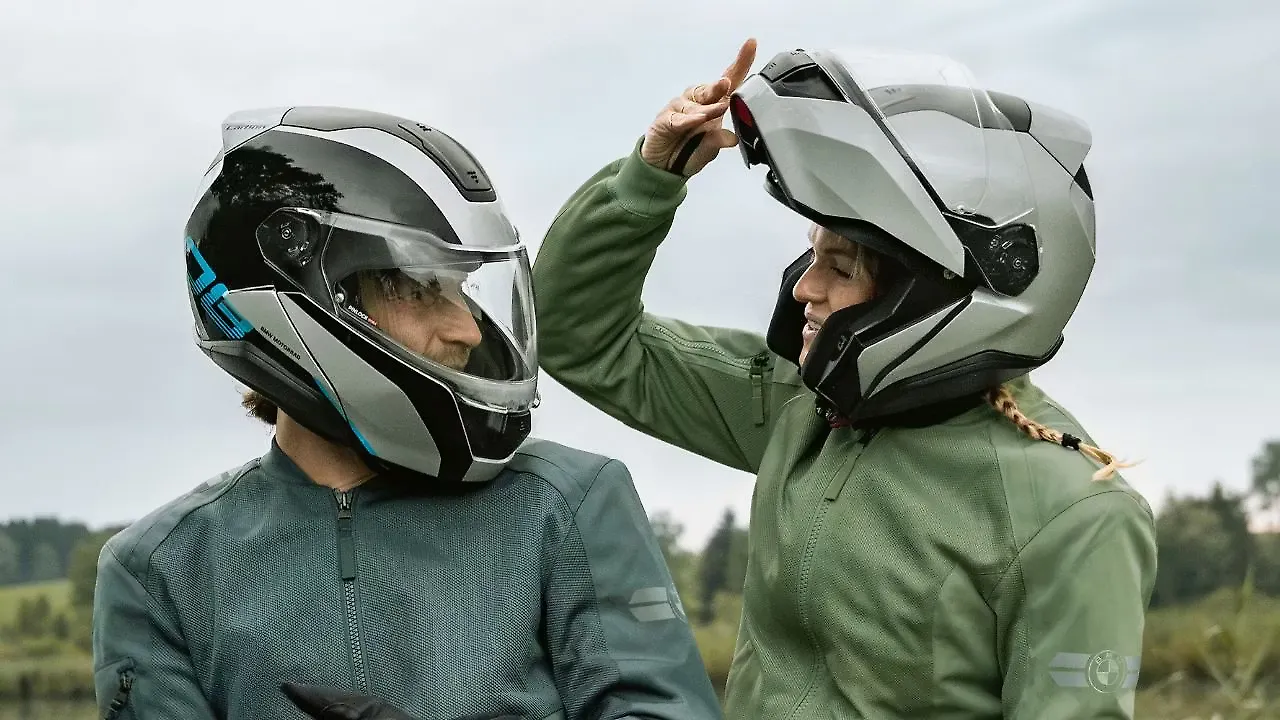 bmw flip front motorcycle helmet How BMW Motorrad System 8 Flip-up Helmets are Smarter Without the Bulk