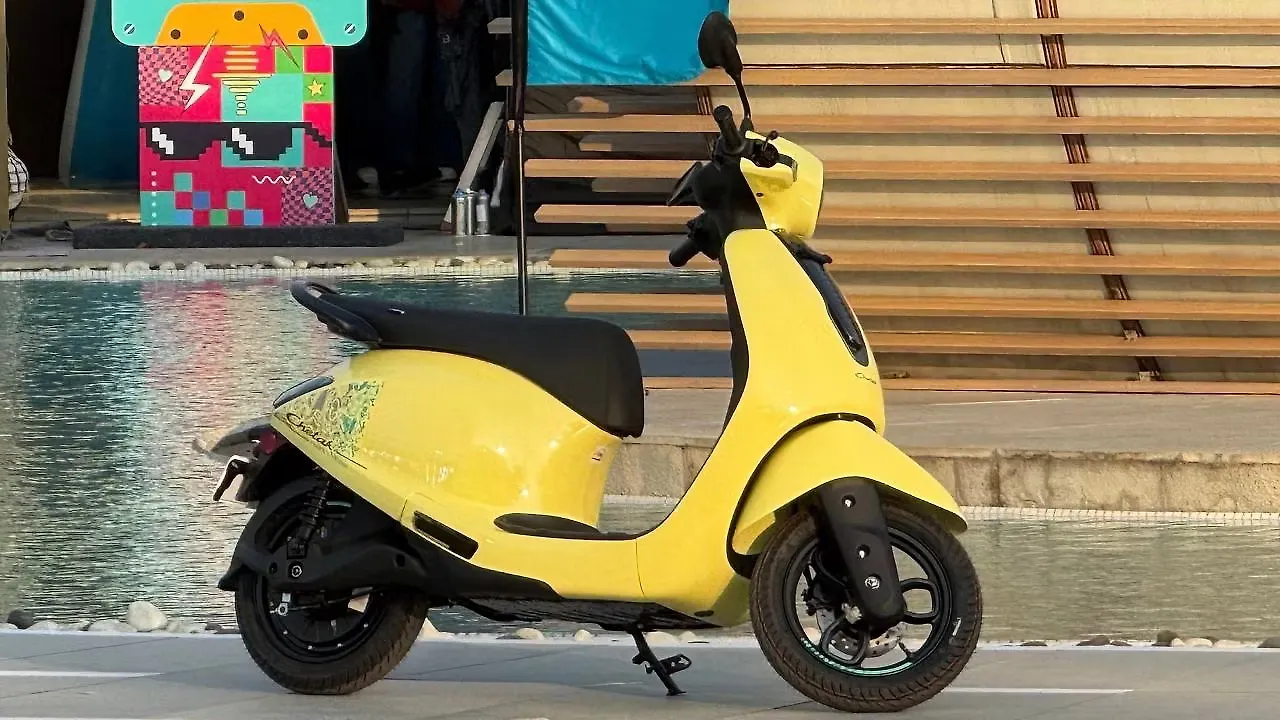 Bajaj Chetak C25 Electric Scooter 1 లక్షలోపు 113 కి.మీ రేంజ్తో ఎలక్ట్రిక్ స్కూటర్.. సిటీ డ్రైవ్కు సూపర్ ఆప్షన్! 50 Bajaj Launches Chetak C25 at Rs. 91,399 - BikeWale