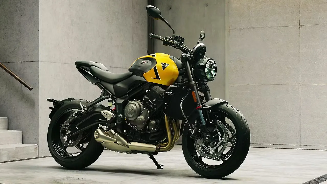 รถจักรยานยนต์ Triumph Trident 660 ด้านหน้าขวา (สามในสี่ส่วน)