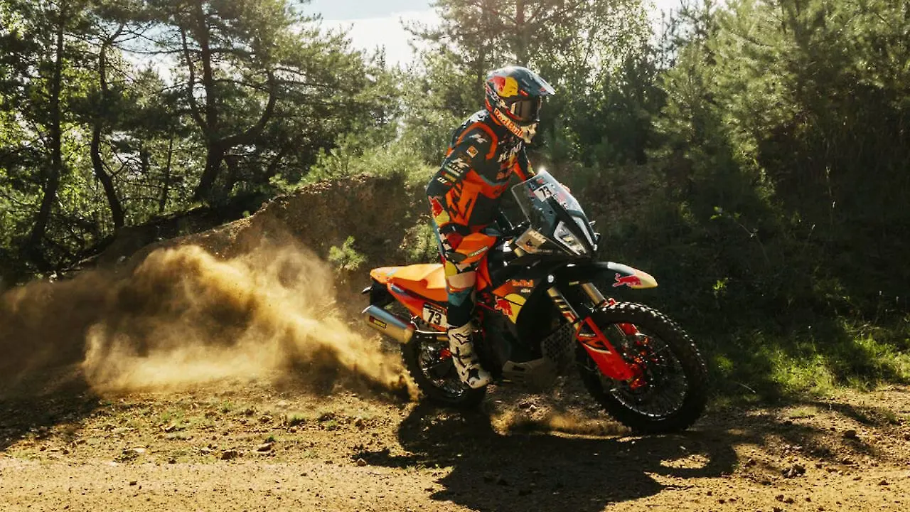 KTM 890 Adventure R Riding