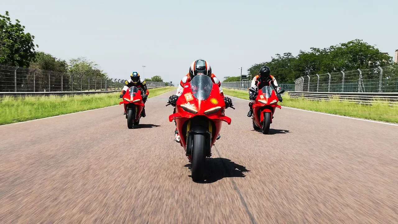 Ducati Panigale V4 Riding