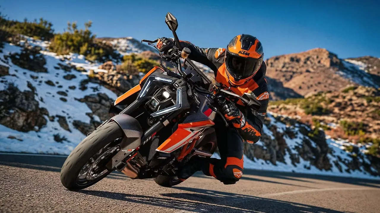 KTM 1390 Super Duke R Riding